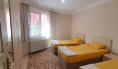 Üç yataklı 5 kişililk  odamız - Izmir Apart Pansiyon | Burhaniye