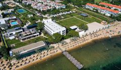 Özel plaj, deniz ve otelimizin gökyüzünden görünümü - Pınar Otel | Erdek