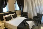 KUZEY-DOĞU BALKONLU ODA